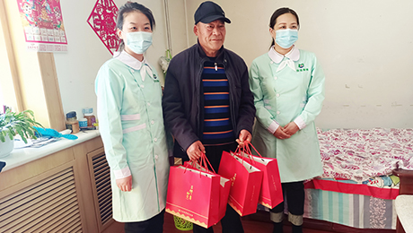百姓康誠(chéng)藥房慰問(wèn)銀浪街道發(fā)展社區(qū)外來(lái)居民單懷朝老人